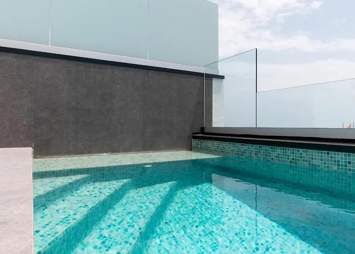 Luxury Townhouse, Infinity Pool & Ocean Views *